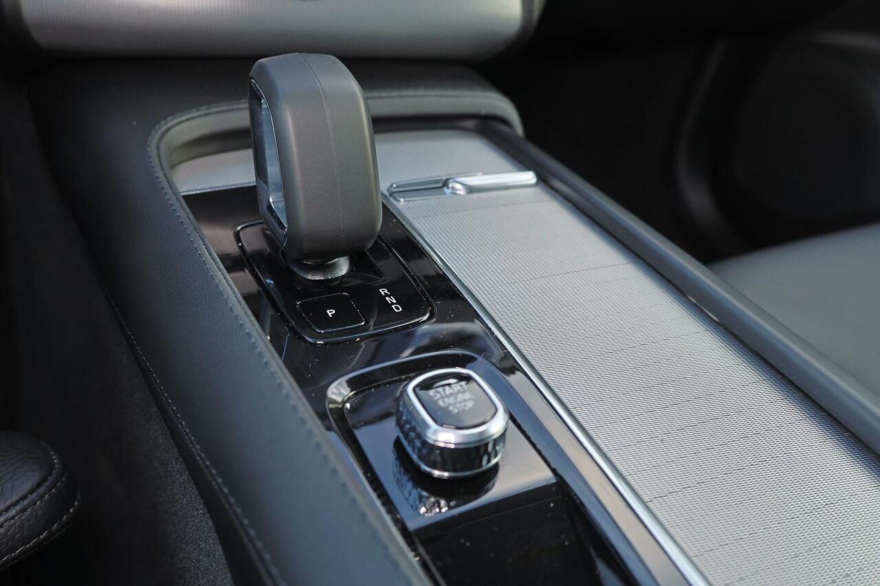 Volvo XC90 T8 Recharge AWD Ultra Bright - Panorama/schuifdak - IntelliSafe Assist & Surround - 360º Camera - Harman/Kardon audio - Adaptieve LED koplampen - Verwarmde voorstoelen, stuur & achterbank - Parkeersensoren voor & achter - Elektr. bedienb. voorstoelen met 