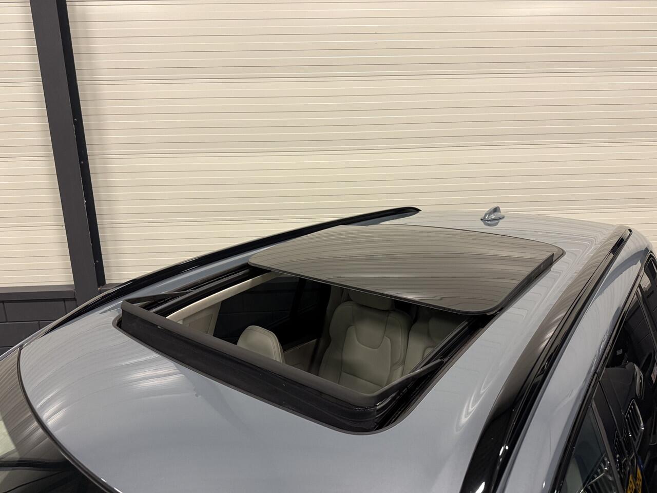 Volvo XC90 T8 Recharge AWD R-Design THUNDERGREY PANO/B&W/LUCHTVERING/TREKHAAK/360CAMERA/HEAD-UP/22"/MASSAGE+VENTILATIE/CRYSTAL-POOK/SFEER/ULTIMATE-DARK/NIEUW MODEL 2023