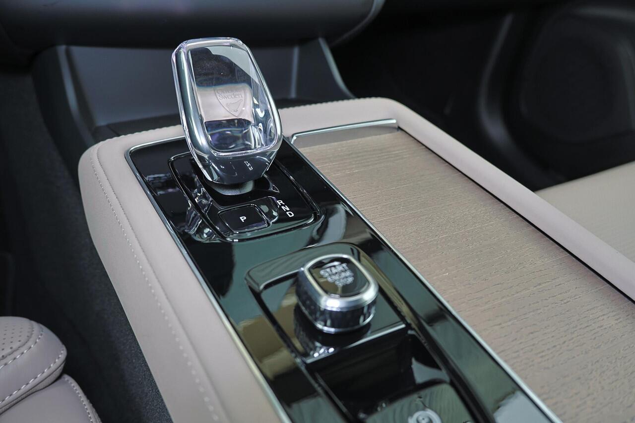 Volvo XC90 T8 Recharge AWD Ultra Dark - Luchtvering - Panorama/schuifdak - IntelliSafe Assist & Surround - 360º Camera - Bowers & Wilkins audio - Adaptieve LED koplampen - Verwarmde voorstoelen, stuur & achterbank - Parkeersensoren voor & achter - Elektr. bedienb. v