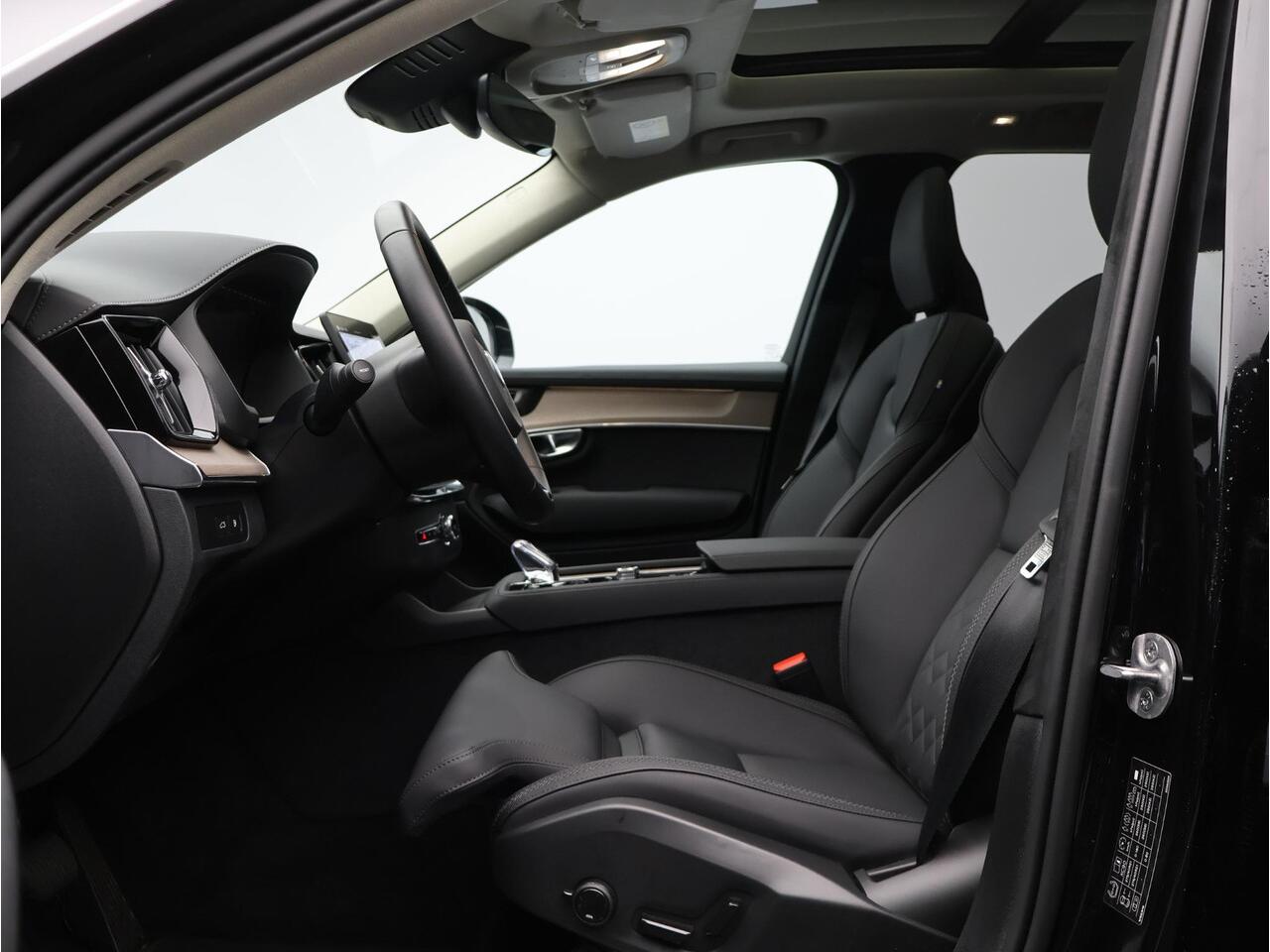 Volvo XC90 T8 455PK Plug-in hybrid AWD Ultra Bright / Facelift / Trekhaak / Luchtvering / Matrix LED / Head Up / Nubuck Hemel / Panoramisch Dak / 360gr Camera /