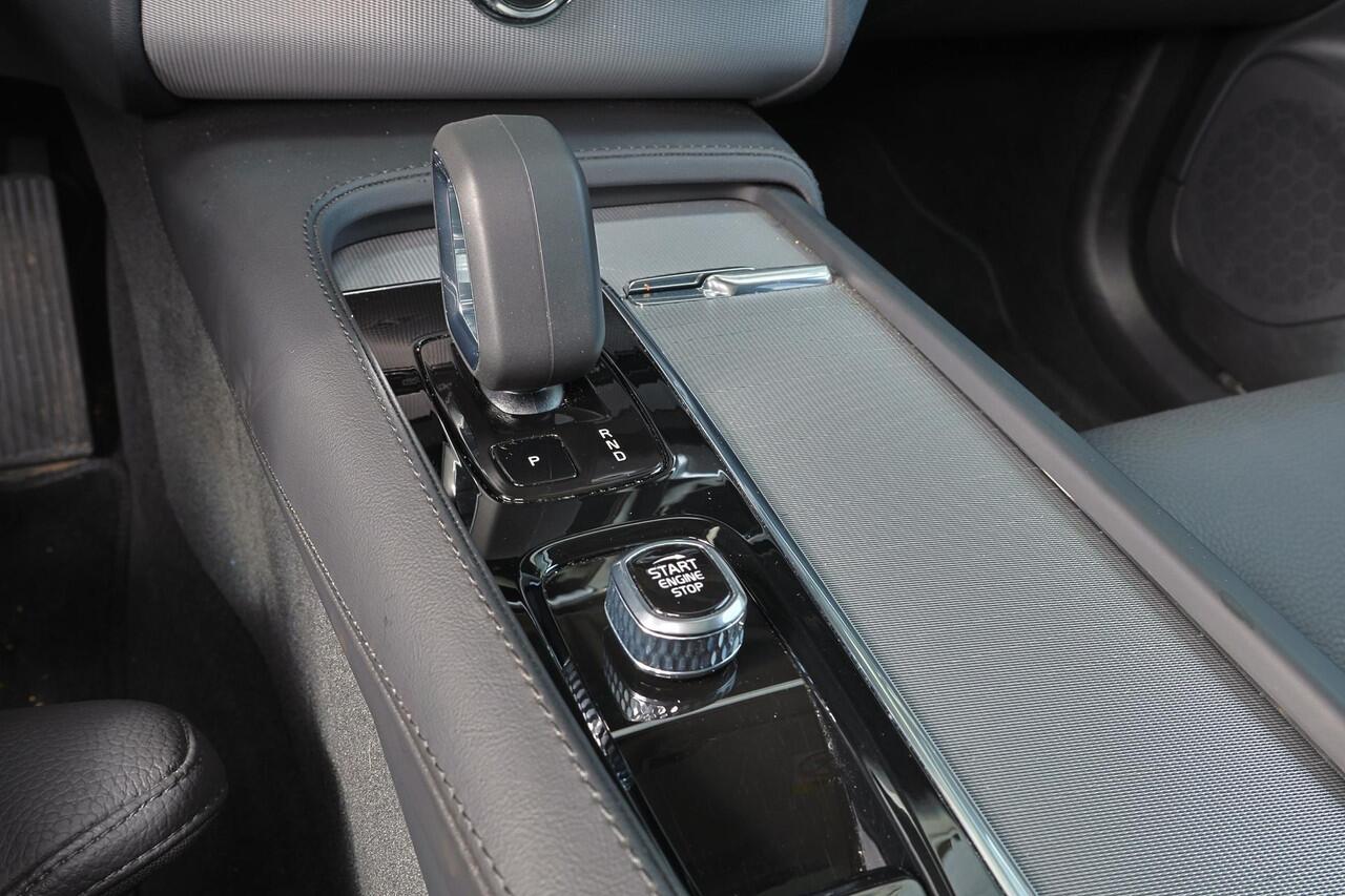 Volvo XC90 T8 Recharge AWD Plus Bright - Panorama/schuifdak - IntelliSafe Assist & Surround - 360º Camera - Harman/Kardon audio - Adaptieve LED koplampen - Verwarmde voorstoelen, stuur & achterbank - Parkeersensoren voor & achter - Elektr. bedienb. voorstoelen met g