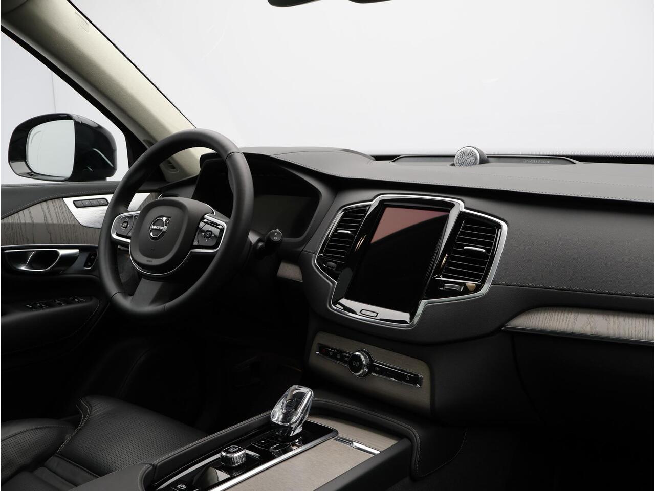 Volvo XC90 2.0 T8 Plug-in hybrid AWD Ultra Dark / Trekhaak / Luchtvering / Bowers & Wilkins Audio / Stoelventilatie / Massagestoelen / Head-Up Display / 360° camera / Pano. dak / Stoel+ Stuurwielverwarming / Verwarmbare Achterbank / Elek. verstelbare stoelen + geheu