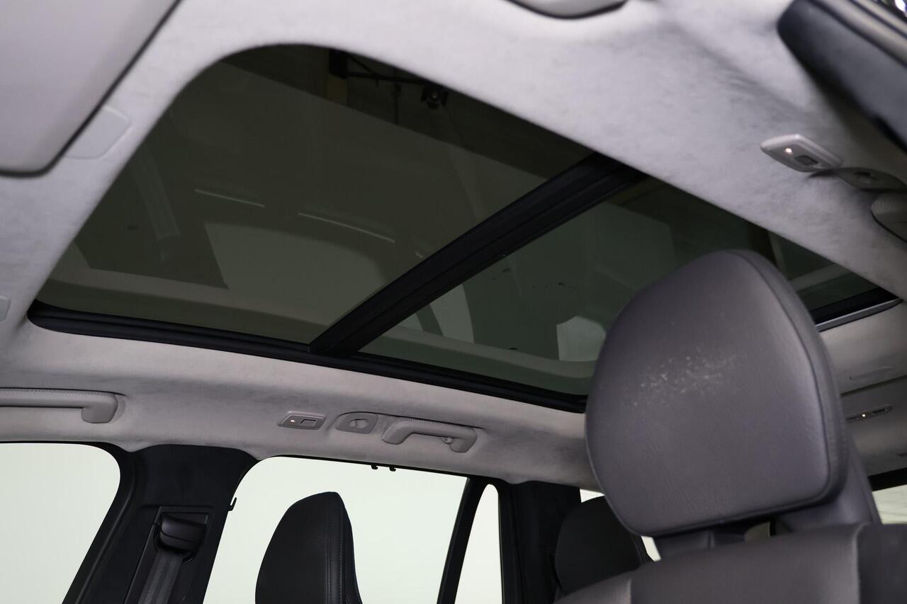 Volvo XC90 T8 Recharge AWD Ultra Bright - Panorama/schuifdak - IntelliSafe Assist & Surround - Harman/Kardon audio - Adaptieve LED koplampen - Parkeercamera achter - Verwarmde voorstoelen, stuur & achterbank - Parkeersensoren voor & achter - Head up display - Elektr