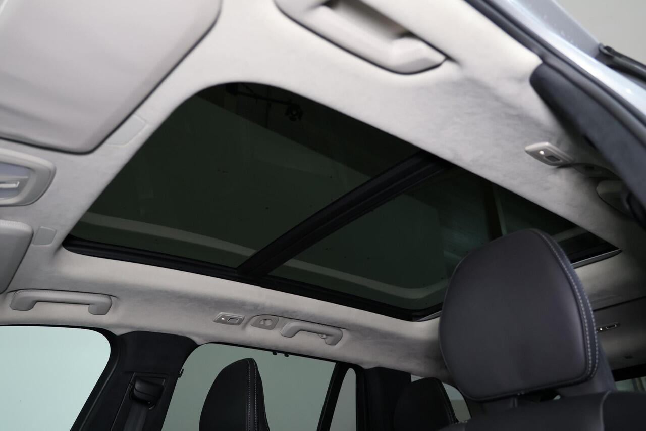 Volvo XC90 T8 Recharge AWD Ultra Dark - Luchtvering - Panorama/schuifdak - IntelliSafe Assist & Surround - 360º Camera - B&W Audio - Verwarmde voorstoelen, stuur & achterbank - Parkeersensoren voor & achter - Elektr. bedienb. voorstoelen met geheugen - Head up displ
