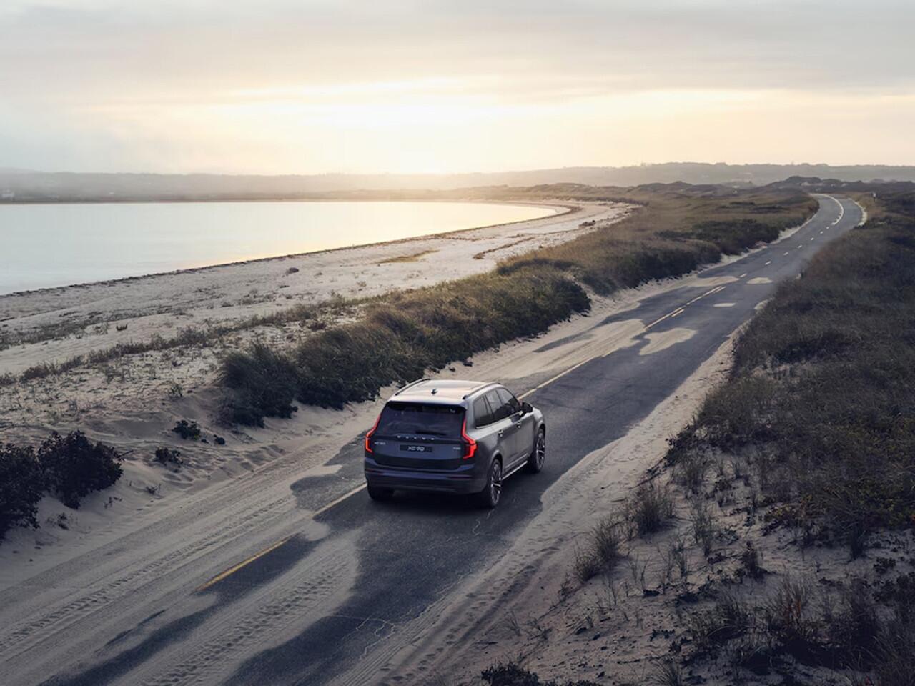 Volvo XC90 T8 Aut. Plug-in hybrid AWD Ultra Dark | Panoramadak | 360° camera | Luchtvering | Bowers & Wilkins | Stoel- en Stuurverwarming