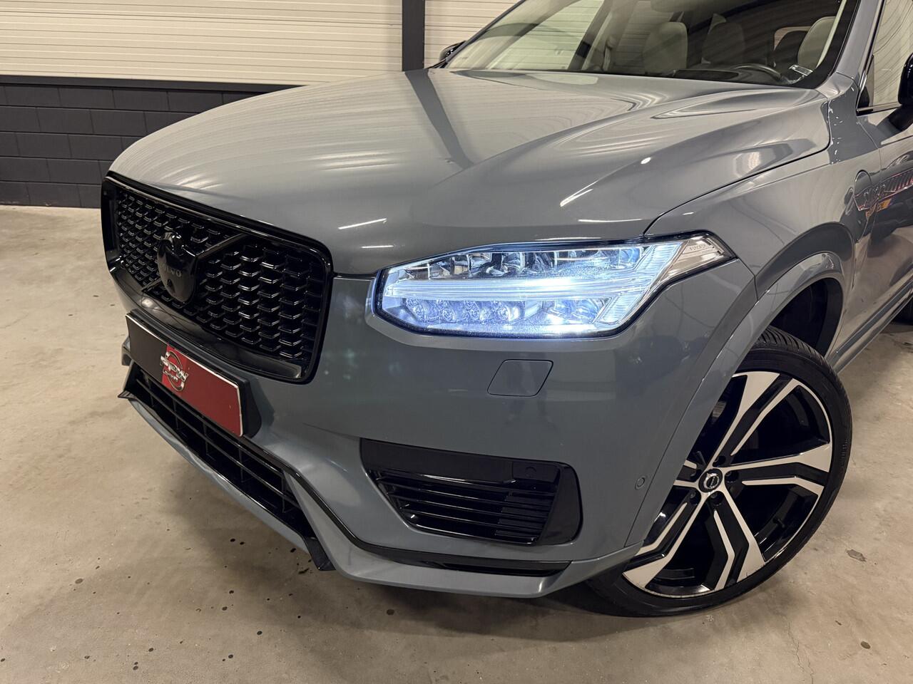 Volvo XC90 T8 Recharge AWD R-Design THUNDERGREY PANO/B&W/LUCHTVERING/TREKHAAK/360CAMERA/HEAD-UP/22"/MASSAGE+VENTILATIE/CRYSTAL-POOK/SFEER/ULTIMATE-DARK/NIEUW MODEL 2023