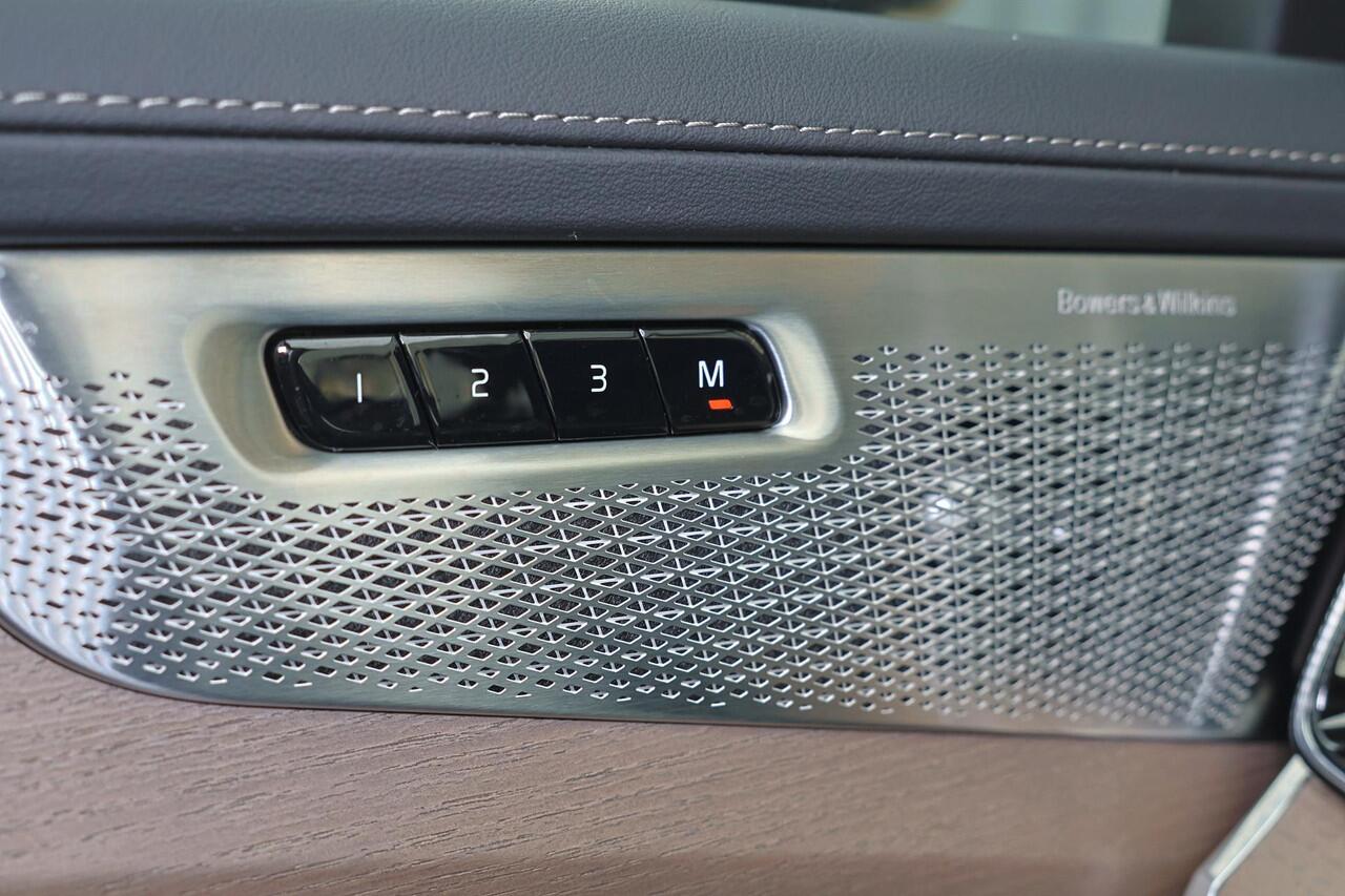 Volvo XC90 T8 Recharge AWD Ultra Dark - Luchtvering - Panorama/schuifdak - IntelliSafe Assist & Surround - 360º Camera - Bowers & Wilkins audio - Adaptieve LED koplampen - Verwarmde voorstoelen, stuur & achterbank - Parkeersensoren voor & achter - Elektr. bedienb. v