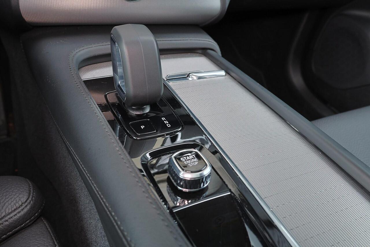 Volvo XC90 T8 Recharge AWD Ultra Bright - Panorama/schuifdak - IntelliSafe Assist & Surround - 360º Camera - Harman/Kardon audio - Adaptieve LED koplampen - Verwarmde voorstoelen, stuur & achterbank - Parkeersensoren voor & achter - Elektr. bedienb. voorstoelen met 