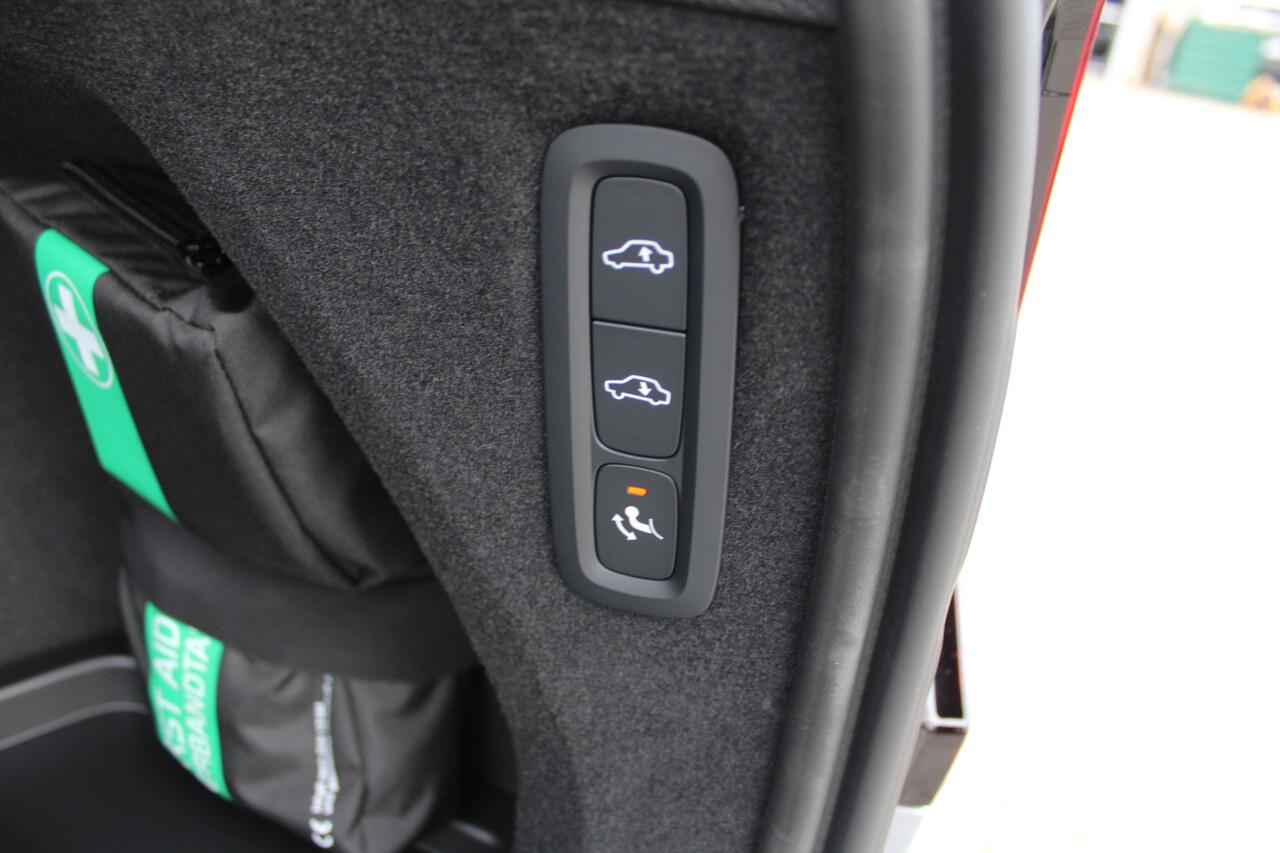 Volvo XC90 T8 Plug-in hybrid AWD Ultra Dark | Nieuw op voorraad | Luchtvering | Trekhaak