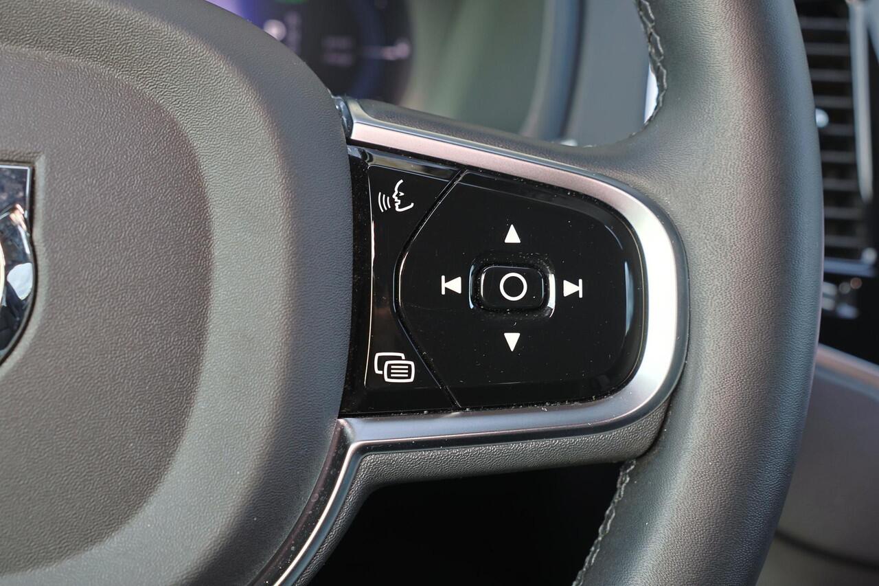 Volvo XC90 T8 Recharge AWD Plus Dark - IntelliSafe Assist & Surround - Adaptieve LED koplampen - Parkeercamera achter - Verwarmde voorstoelen, stuur & achterbank - Parkeersensoren voor & achter - Elektr. bedienb. voorstoelen met geheugen - Draadloze tel. lader - Ext