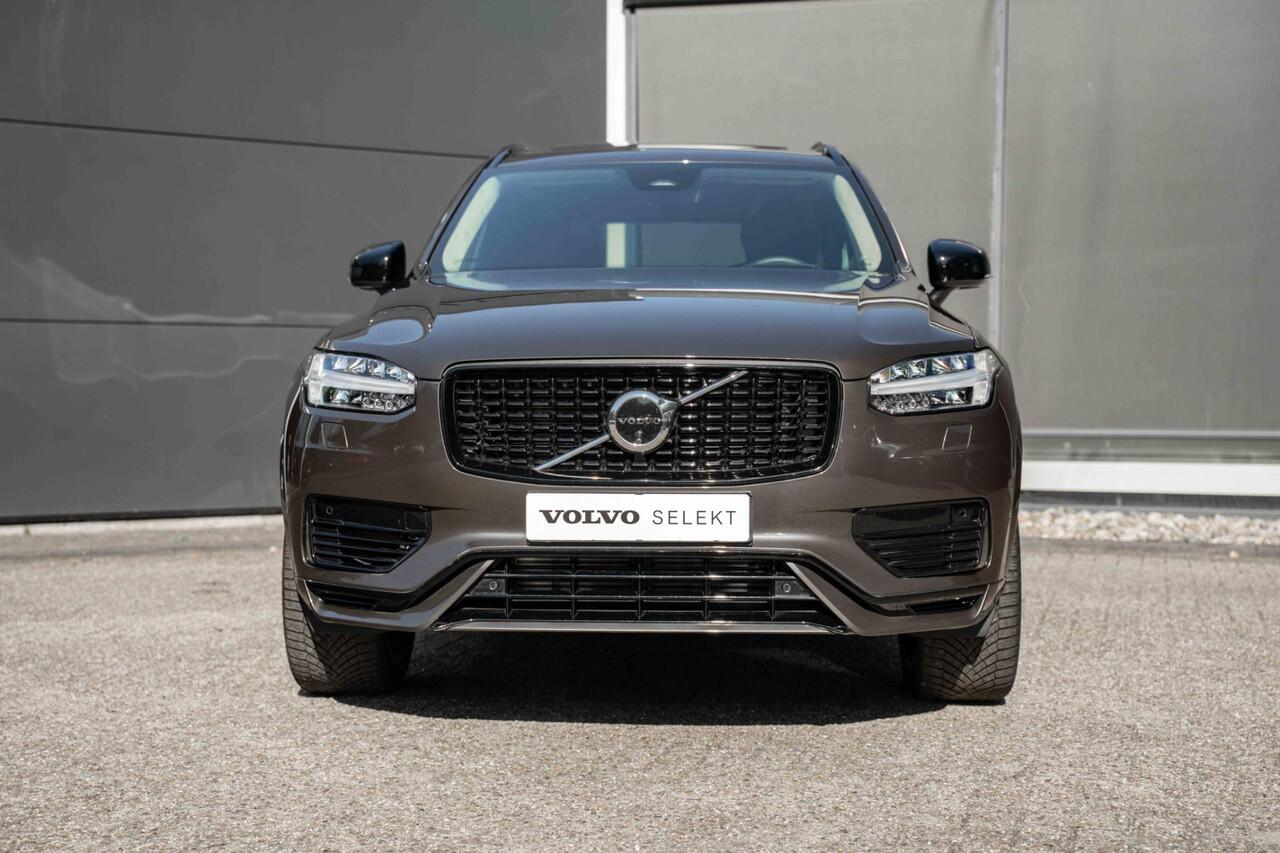 Volvo XC90 T8 Recharge AWD Ultimate Dark | Panoramadak | Luchtvering | Semi elektrische trekhaak | Premium audio by Harman Kardon | Verwarmbare voorstoelen, achterbank en stuurwiel | Head up display | Rondomzicht Camera | 21 inch Lichtmetalen velgen | Alarmklasse 3