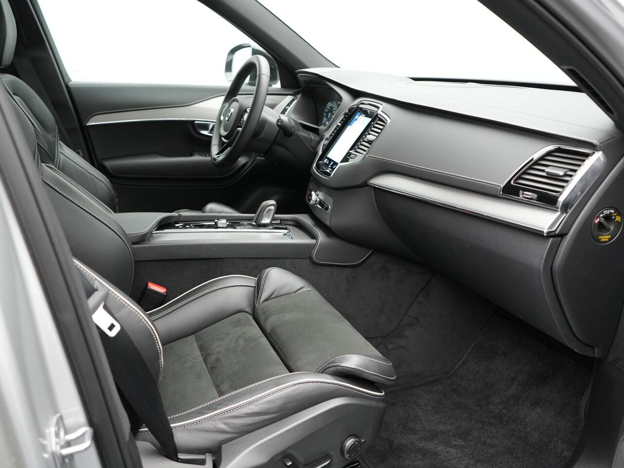 Volvo XC90 T8 Recharge AWD R-Design Plug In Hybrid 394pk 7 Persoons Dealer O.H. PHEV | Lederen Sportstoelen Memory | Pilot Assist | Harman Kardon | Adaptive Cruise | Navigatie | Apple Carplay | Camera | Virtual | L.M. 22" | DAB |