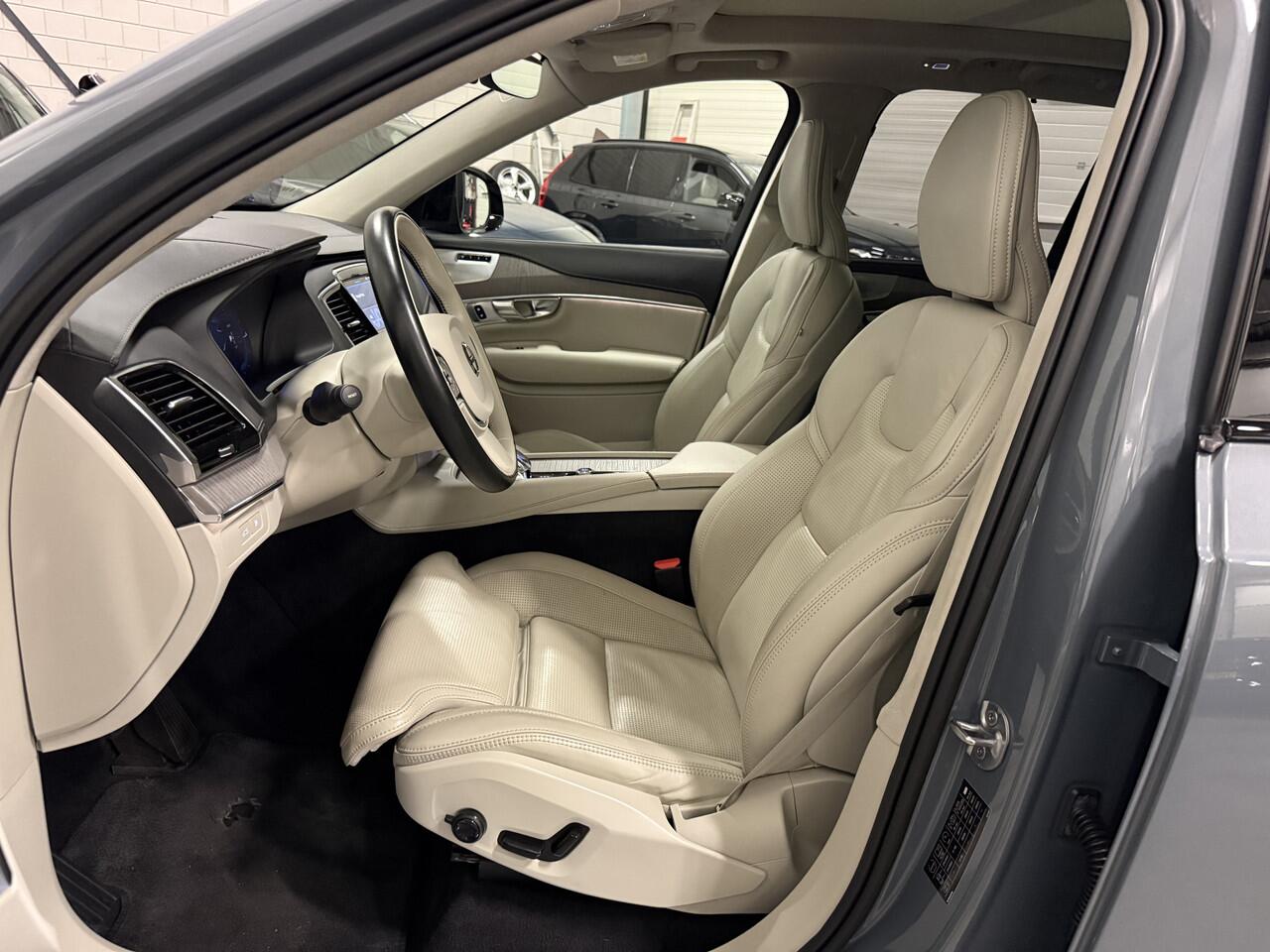 Volvo XC90 T8 Recharge AWD R-Design THUNDERGREY PANO/B&W/LUCHTVERING/TREKHAAK/360CAMERA/HEAD-UP/22"/MASSAGE+VENTILATIE/CRYSTAL-POOK/SFEER/ULTIMATE-DARK/NIEUW MODEL 2023