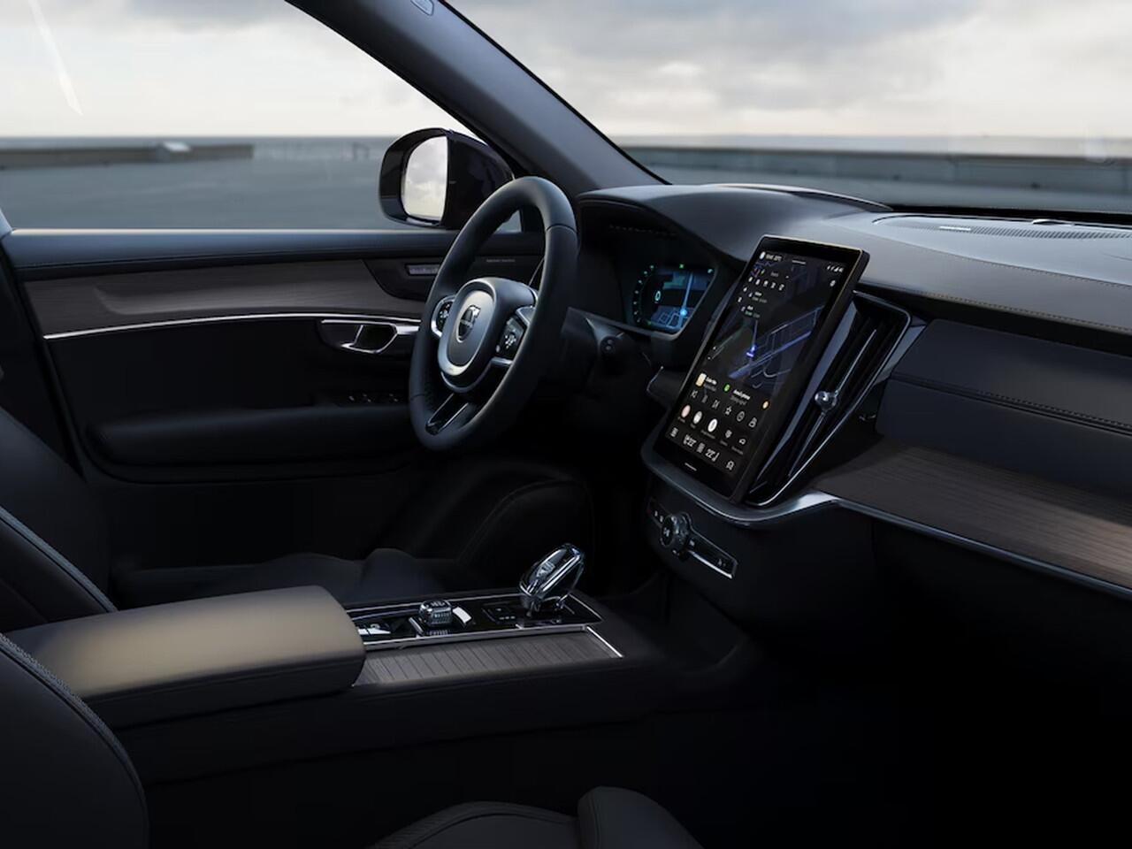 Volvo XC90 T8 Plug-in hybrid AWD Ultra Dark | Panoramadak | 360° camera | Head-up Display | Luchtvering | Harman Kardon | Stoel- en Stuurverwarming | Trekhaak