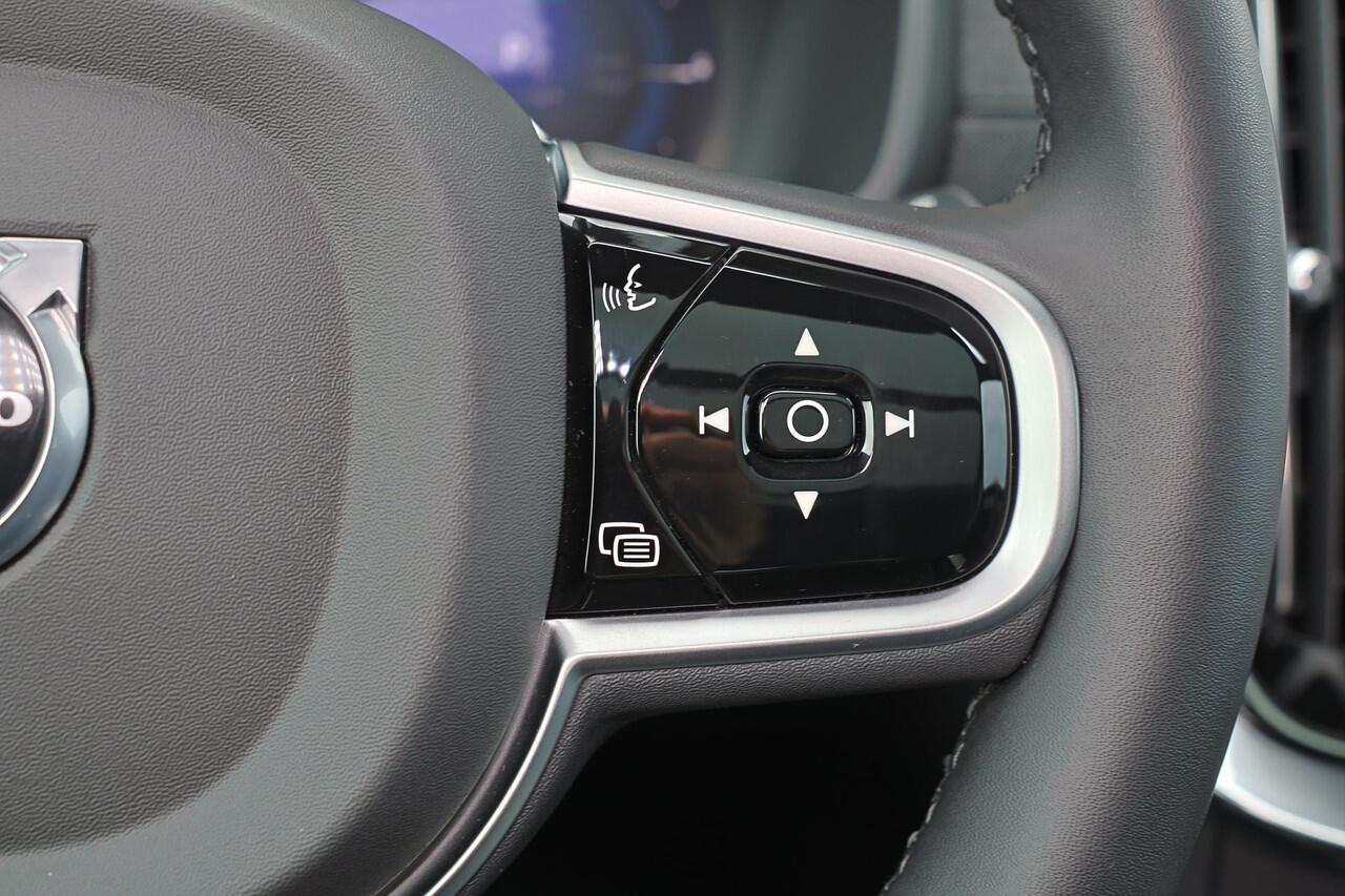 Volvo XC90 T8 Recharge AWD Ultra Dark - Luchtvering - Panorama/schuifdak - IntelliSafe Assist & Surround - 360º Camera - Bowers & Wilkins audio - Verwarmde voorstoelen, stuur & achterbank - Parkeersensoren voor & achter - Elektr. bedienb. voorstoelen met geheugen - 