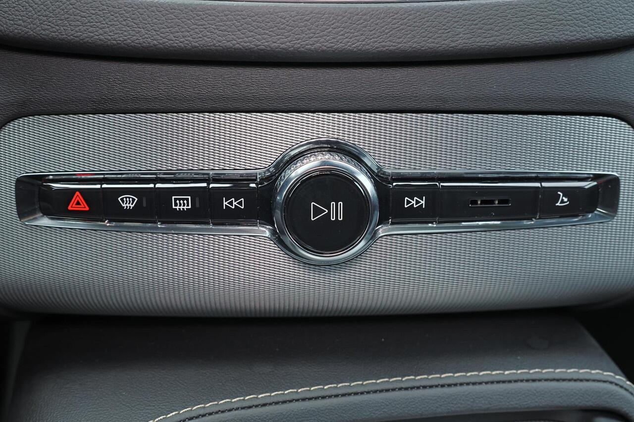 Volvo XC90 T8 Recharge AWD Ultra Dark - Luchtvering - Panorama/schuifdak - IntelliSafe Assist & Surround - Bowers & Wilkins audio - 360º Camera - Adaptieve LED koplampen - Verwarmde voorstoelen, stuur & achterbank - Parkeersensoren voor & achter - Elektr. bedienb. v