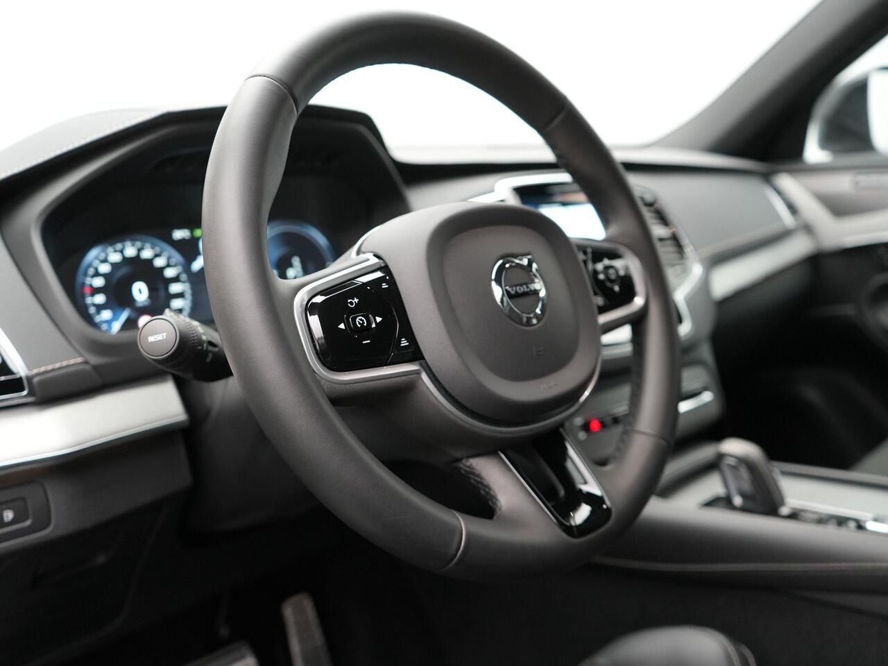 Volvo XC90 T8 Recharge AWD R-Design Plug In Hybrid 394pk 7 Persoons Dealer O.H. PHEV | Lederen Sportstoelen Memory | Pilot Assist | Harman Kardon | Adaptive Cruise | Navigatie | Apple Carplay | Camera | Virtual | L.M. 22" | DAB |