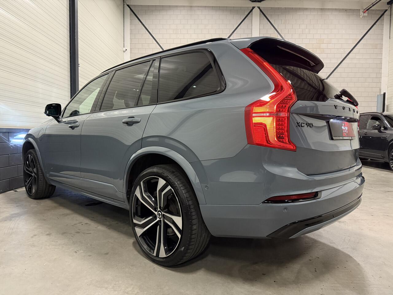 Volvo XC90 T8 Recharge AWD R-Design THUNDERGREY PANO/B&W/LUCHTVERING/TREKHAAK/360CAMERA/HEAD-UP/22"/MASSAGE+VENTILATIE/CRYSTAL-POOK/SFEER/ULTIMATE-DARK/NIEUW MODEL 2023