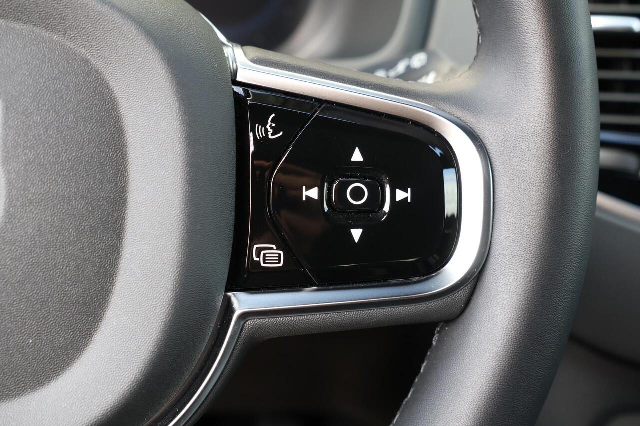 Volvo XC90 T8 Recharge AWD Ultimate Dark - Luchtvering - Panorama/schuifdak - IntelliSafe Assist & Surround - 360º Camera - Adaptieve LED koplampen - Verwarmde voorstoelen, stuur & achterbank - Parkeersensoren voor & achter - Elektr. bedienb. voorstoelen met geheug