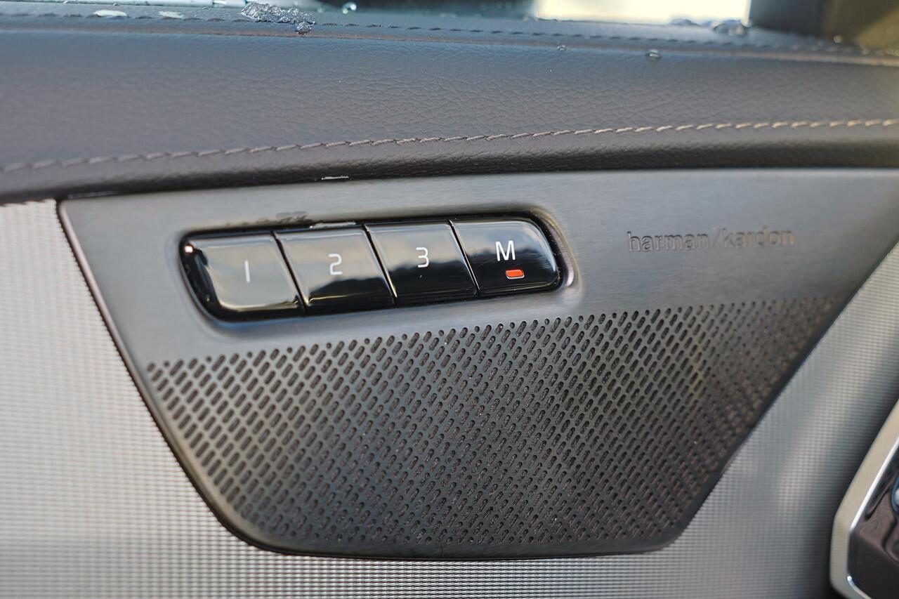 Volvo XC90 T8 Recharge AWD Ultra Bright - Panorama/schuifdak - IntelliSafe Assist & Surround - 360º Camera - Harman/Kardon audio - Adaptieve LED koplampen - Verwarmde voorstoelen, stuur & achterbank - Parkeersensoren voor & achter - Elektr. bedienb. voorstoelen met 