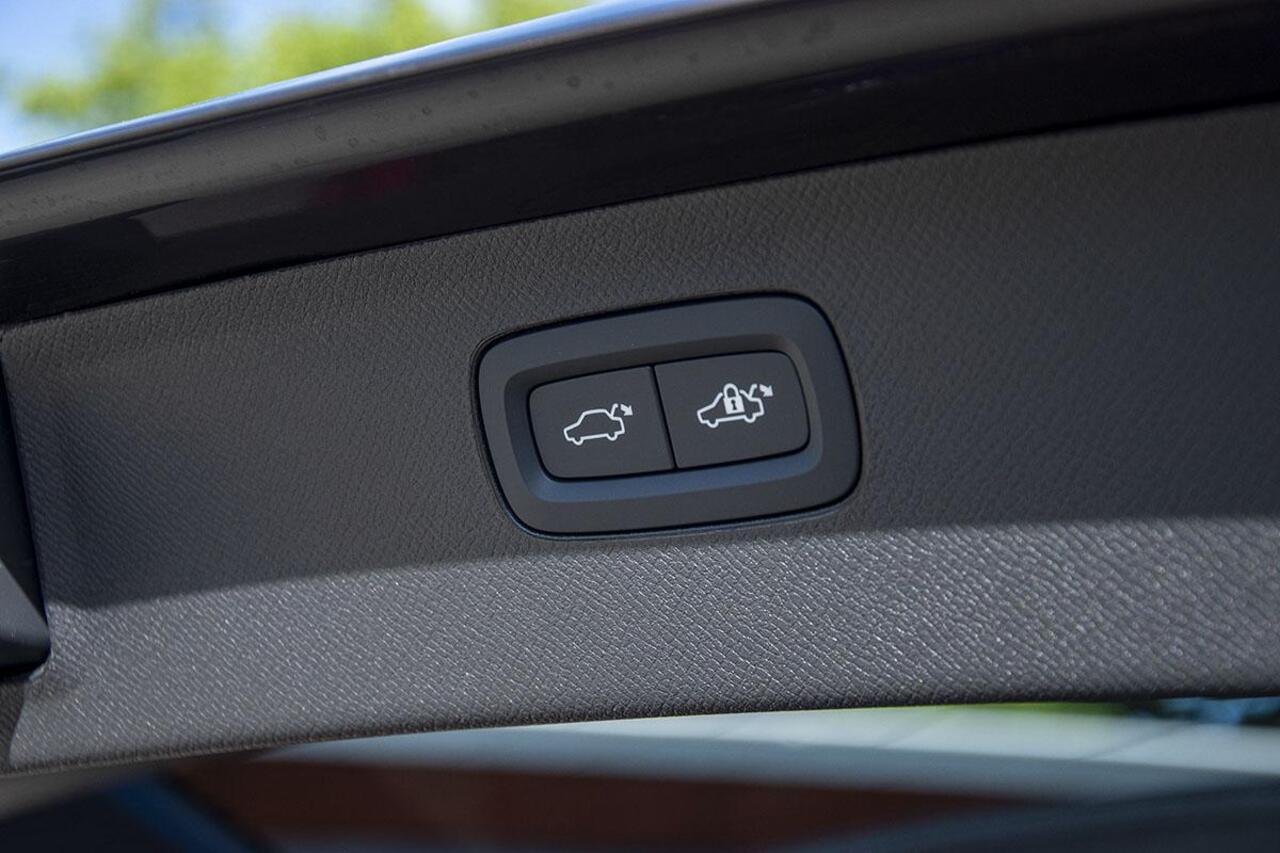 Volvo XC90 2.0 T8 PLUG-IN HYBRID AWD ULTRA DARK