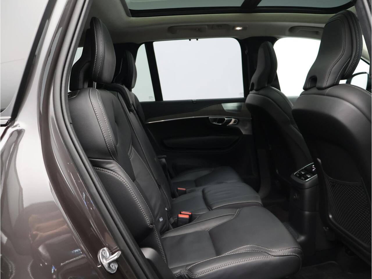 Volvo XC90 2.0 T8 Plug-in hybrid AWD Ultra Dark / Trekhaak / Luchtvering / Bowers & Wilkins Audio / Stoelventilatie / Massagestoelen / Head-Up Display / 360° camera / Pano. dak / Stoel+ Stuurwielverwarming / Verwarmbare Achterbank / Elek. verstelbare stoelen + geheu