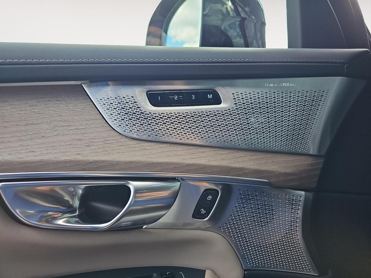 Volvo XC90 2.0 T8 Plug-in hybrid AWD Ultra Dark | Mulberry Red | Luchtvering | Bowers & Wilkins Audio | Massagefunctie voorstoelen |