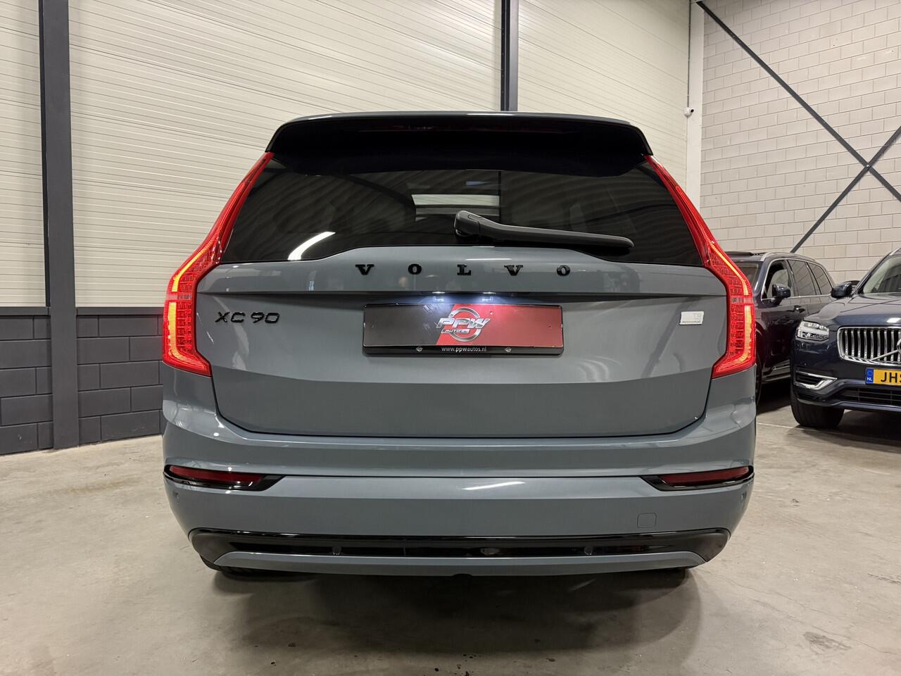 Volvo XC90 T8 Recharge AWD R-Design THUNDERGREY PANO/B&W/LUCHTVERING/TREKHAAK/360CAMERA/HEAD-UP/22"/MASSAGE+VENTILATIE/CRYSTAL-POOK/SFEER/ULTIMATE-DARK/NIEUW MODEL 2023