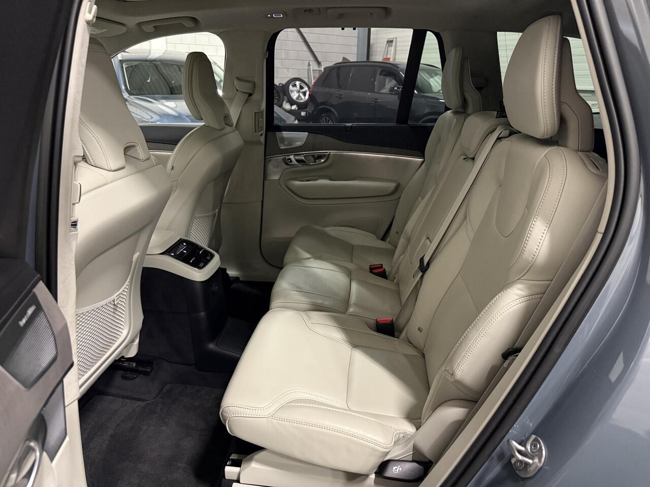 Volvo XC90 T8 Recharge AWD R-Design THUNDERGREY PANO/B&W/LUCHTVERING/TREKHAAK/360CAMERA/HEAD-UP/22"/MASSAGE+VENTILATIE/CRYSTAL-POOK/SFEER/ULTIMATE-DARK/NIEUW MODEL 2023