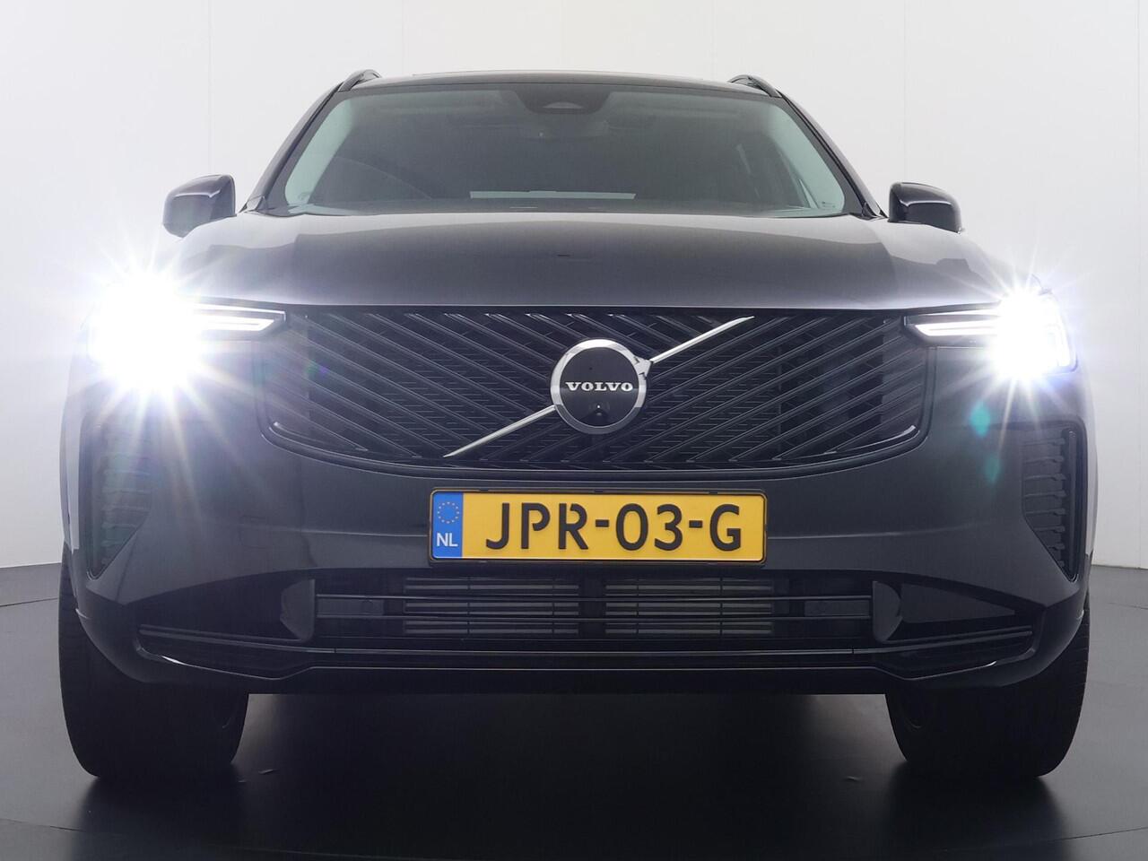 Volvo XC90 2.0 T8 Plug-in hybrid AWD Plus Dark 7-Persoons | Nieuwe Auto (1.000 km) | Vol Opties | Head-Up | Winterpakket | Harman & Kardon | Panoramadak | Memory Stoelen | Matrix-LED | 360 Camera | Rijklaar met Volledige Volvo Fabrieksgarantie