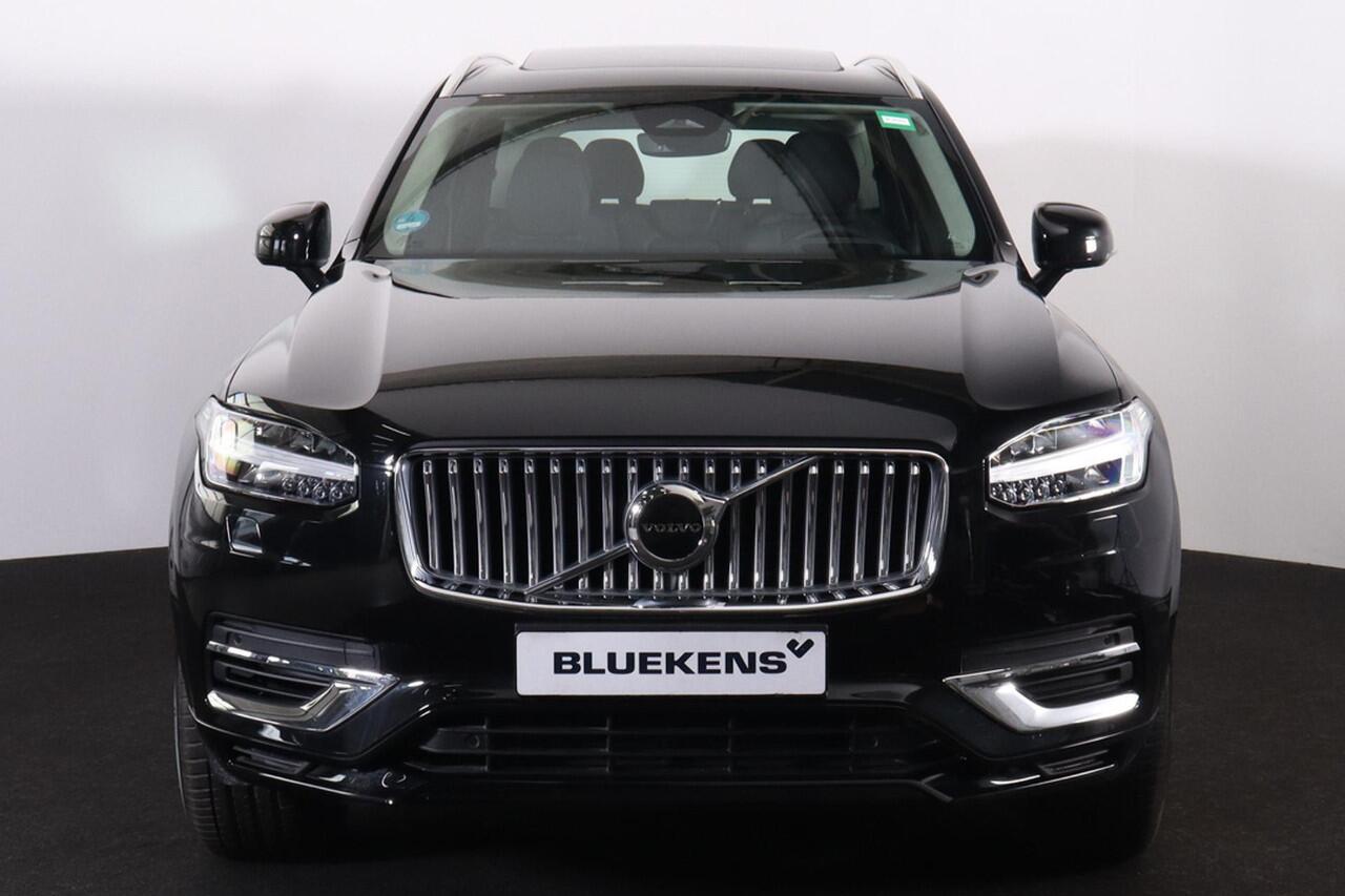 Volvo XC90 T8 Recharge AWD Ultra Bright - Panorama/schuifdak - IntelliSafe Assist & Surround - Harman/Kardon audio - Adaptieve LED koplampen - Parkeercamera achter - Verwarmde voorstoelen, stuur & achterbank - Parkeersensoren voor & achter - Head up display - Elektr