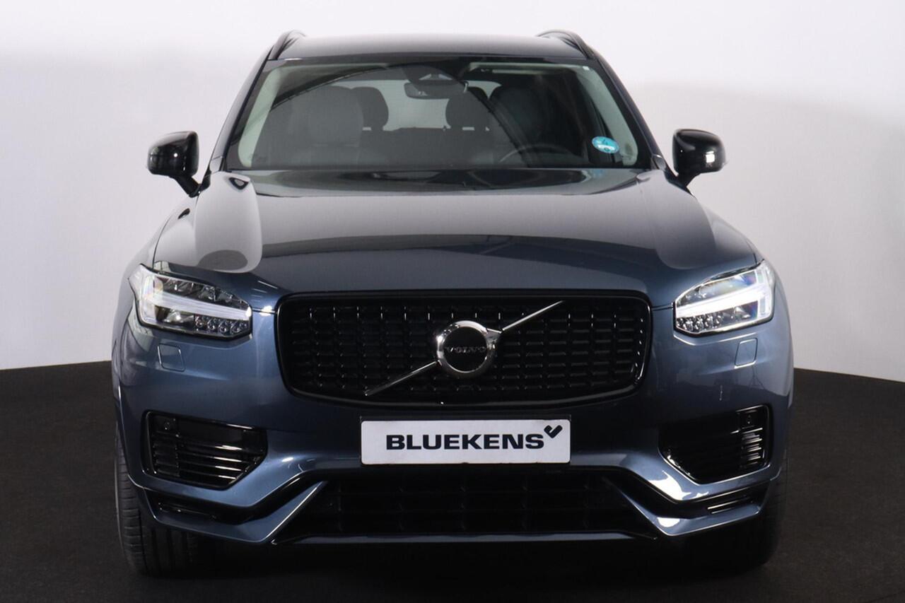 Volvo XC90 T8 Recharge AWD Plus Dark - IntelliSafe Assist & Surround - Adaptieve LED koplampen - Parkeercamera achter - Verwarmde voorstoelen, stuur & achterbank - Parkeersensoren voor & achter - Elektr. bedienb. voorstoelen met geheugen - Draadloze tel. lader - Ext