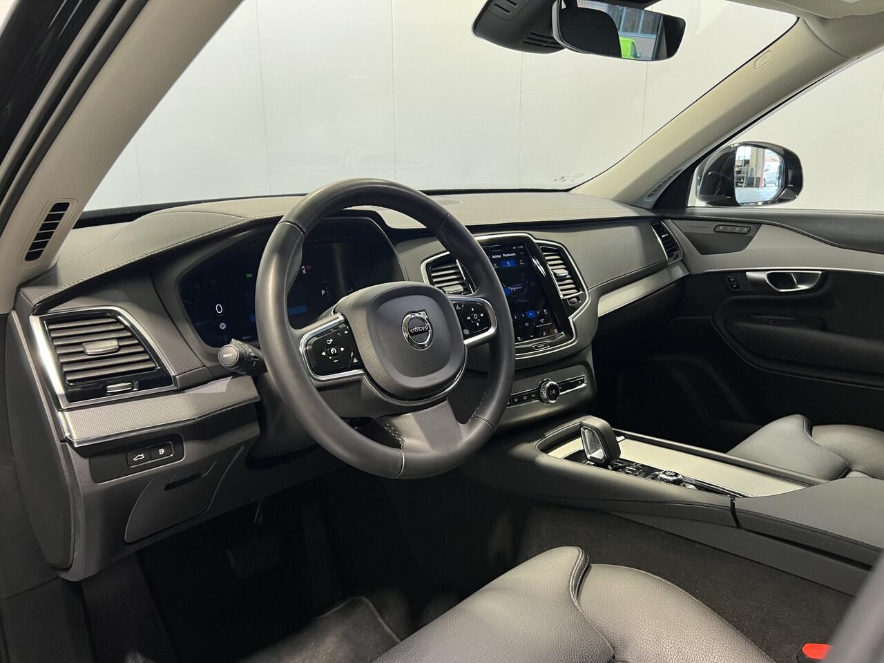 Volvo XC90 2.0 T8 Recharge AWD Plus Dark Long Range | Android/Apple Carplay | LM Velgen 20" | Trekhaak | Voorstoelen + Achterbank + Stuur Verwarmd | Adaptieve Cruise Control |