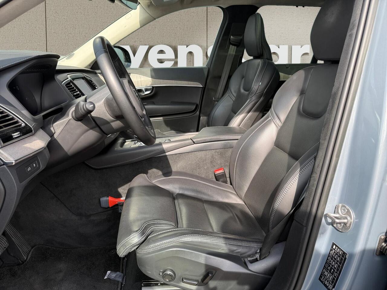 Volvo XC90 2.0 T8 Recharge AWD Ultimate Dark | Luchtvering | Extra getint glas | Trekhaak | Stoelverwarming en ventilatie |